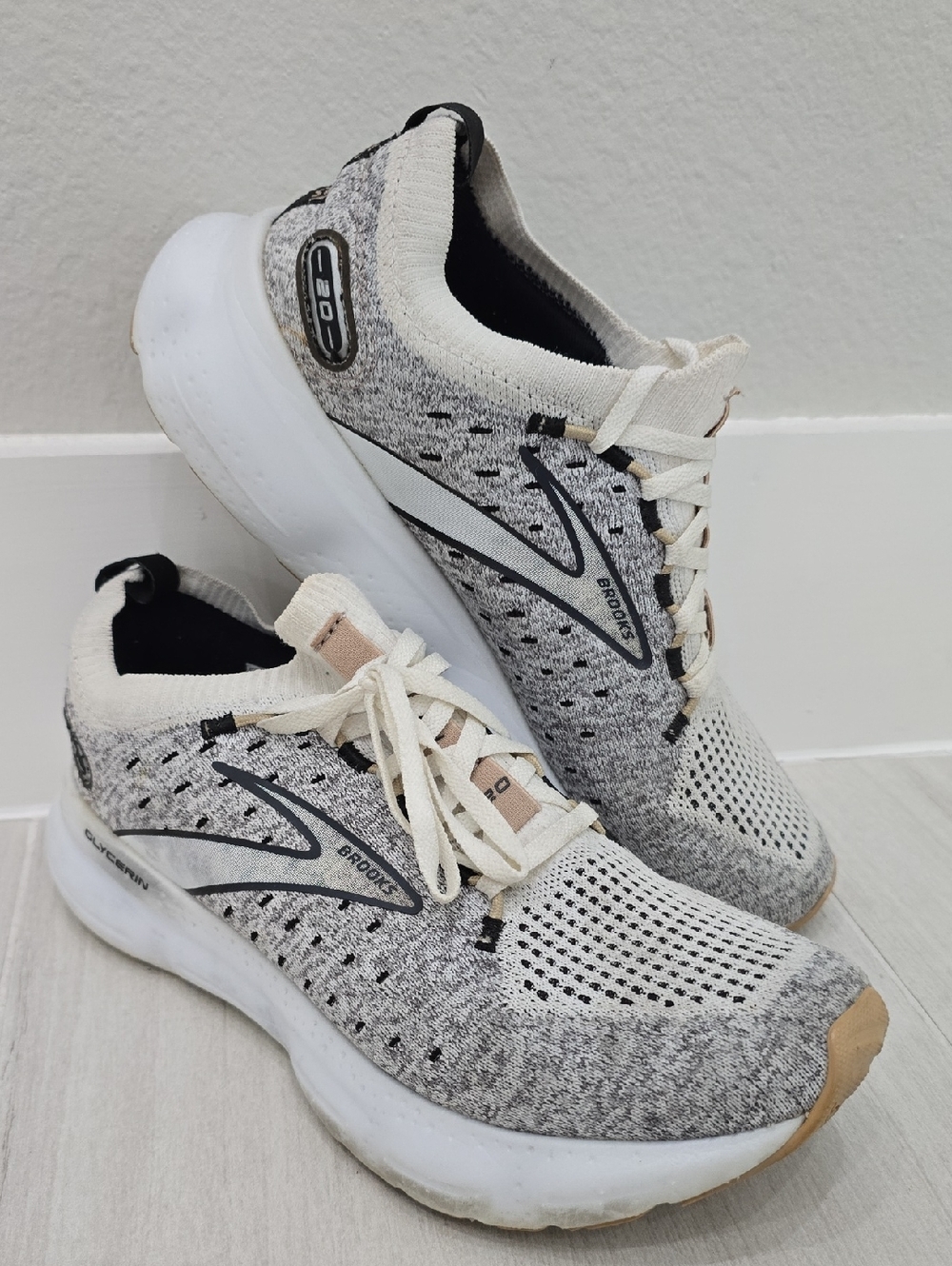 Brooks Cream and Gray Knit Running Shoes with White Sole Glycerin 8.5